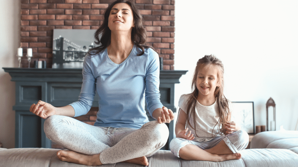 Tareas para transitar la pérdida con sentido: practicar yoga o meditación en familia.