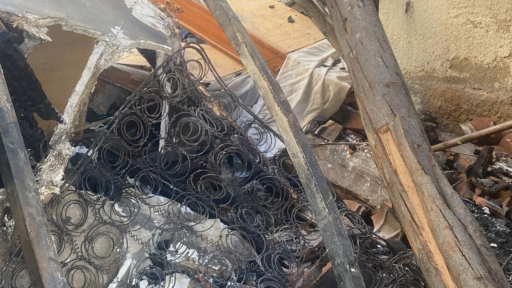 Enseres de una vivienda quemada en el incendio de A Caridade